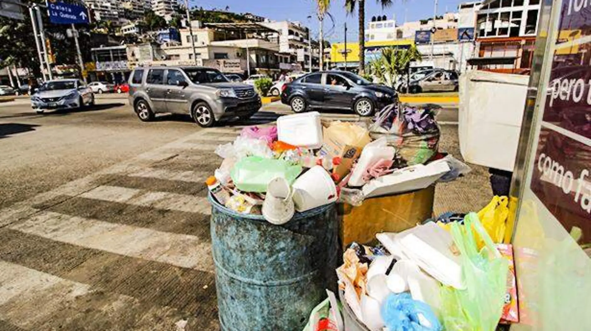 Acapulco - Basura en plena costera miguel alemán